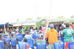 Suasana foto peserta perayaan wisudawan dan Anggota DPRK Paniai didoakan oleh Pendeta yang hadir, Selasa 18/11/2025, (foto : Despia Yeimo) 