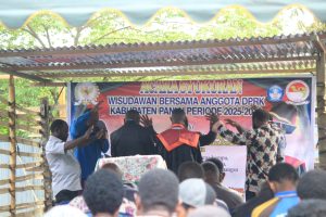 Suasana foto wisudawan dan Anggota DPRK Paniai didoakan oleh Pendeta yang hadir, Selasa 18/11/2025, (foto : Despia Yeimo) 